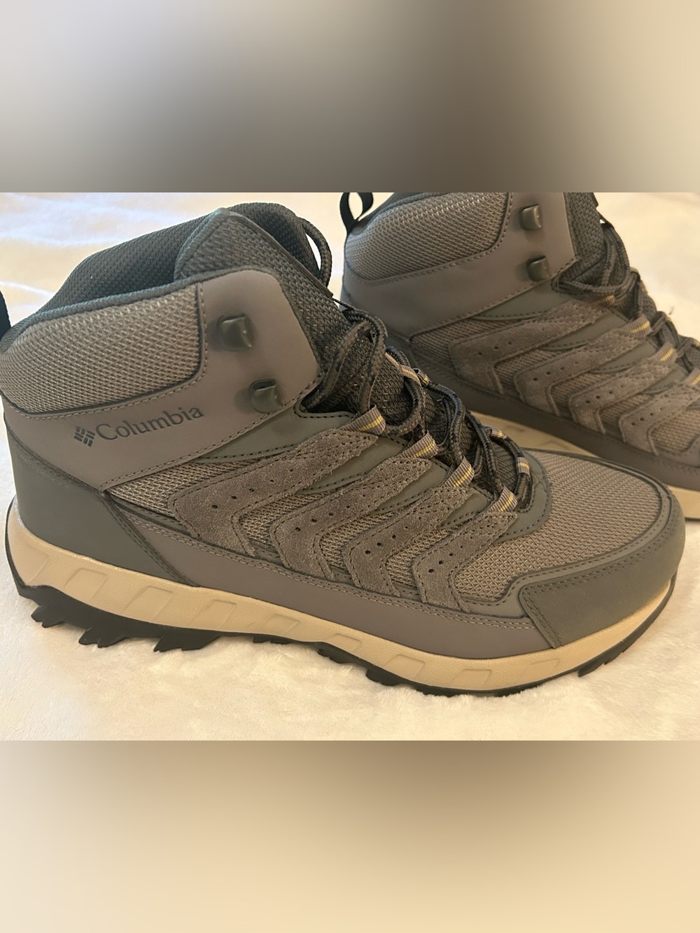 Columbia Strata Trail Mid WP Wide Hiking Boots Gray Men’s 10 NWB Waterproof